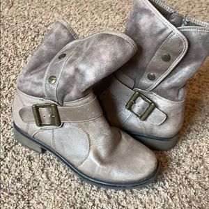 BareTraps zip up Leather boots Siza 6 1/2